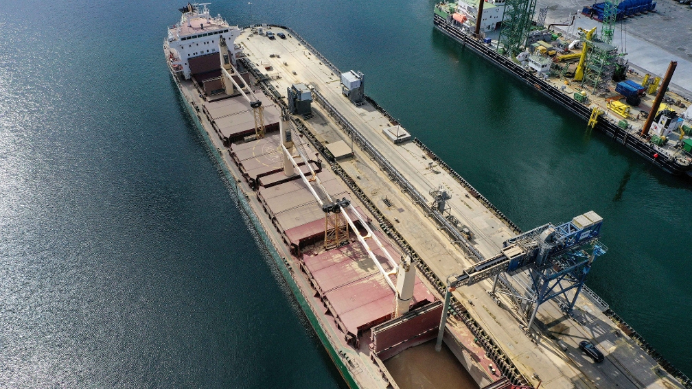 Schiff wird beladen